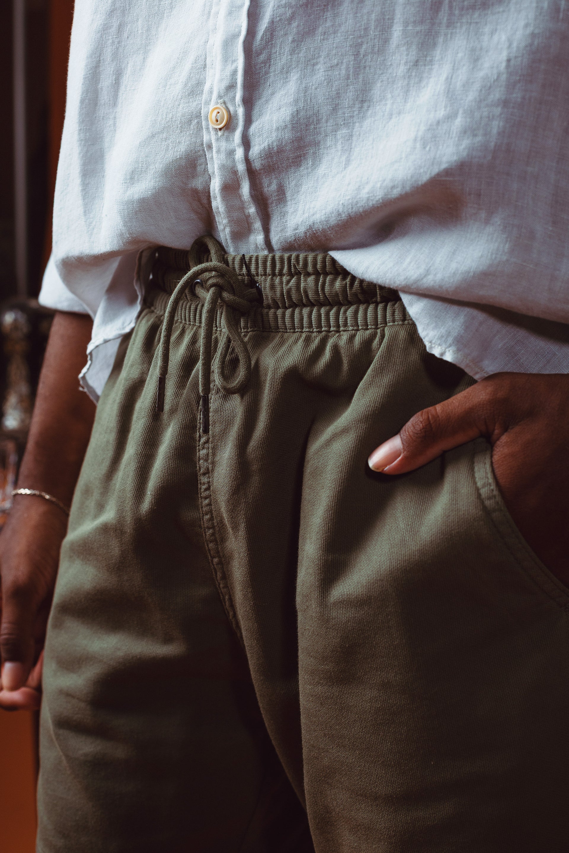 SHORTS CHINO CONFORT COR VERDE OLIVA