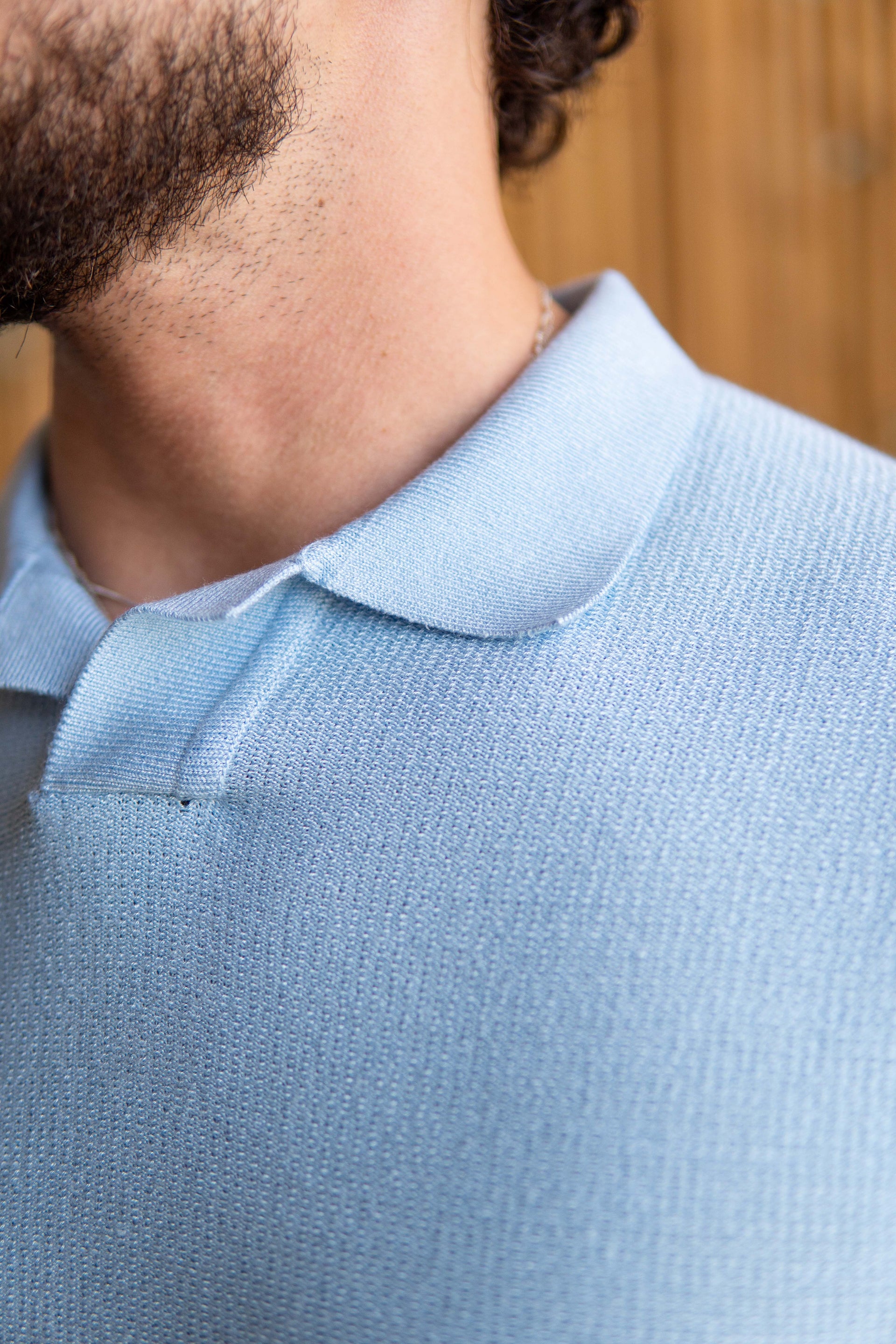 POLO TRICOT DECOTE V AZUL CLARO