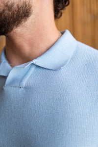 POLO TRICOT DECOTE V AZUL CLARO