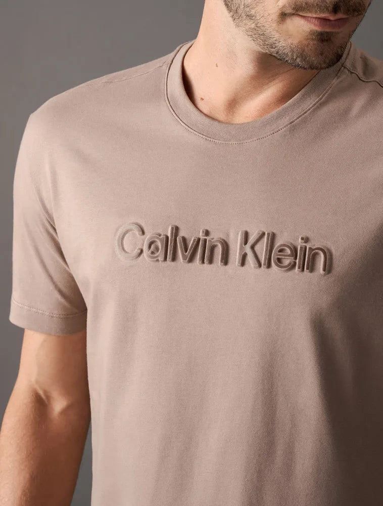 CAMISETA MANGA CURTA CALVIN KLEIN EMBOSSED COLOR CAQUI MEDIO