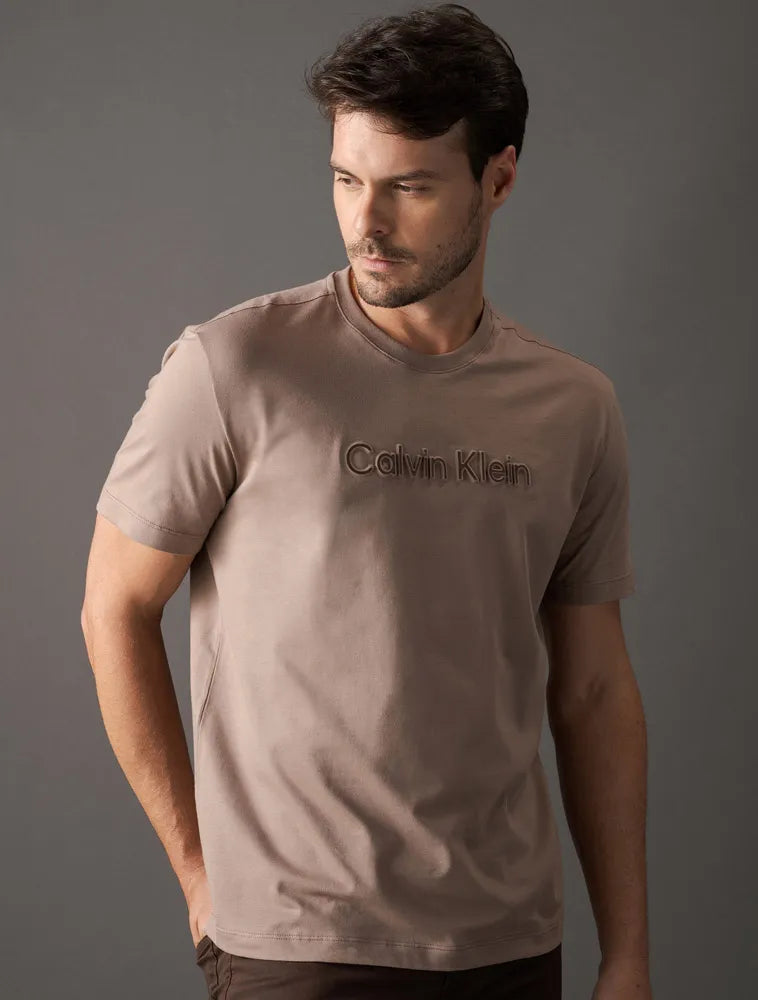 CAMISETA MANGA CURTA CALVIN KLEIN EMBOSSED COLOR CAQUI MEDIO