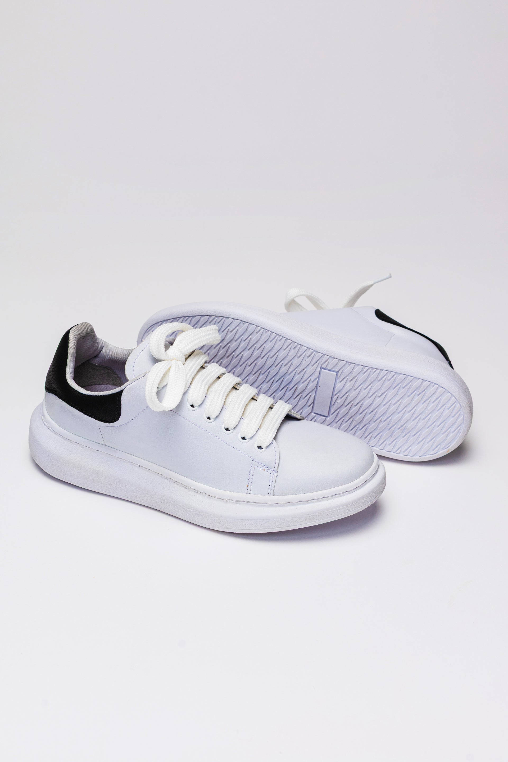 TÊNIS MC QUEEN SINTÉTICO BRANCO/PRETO