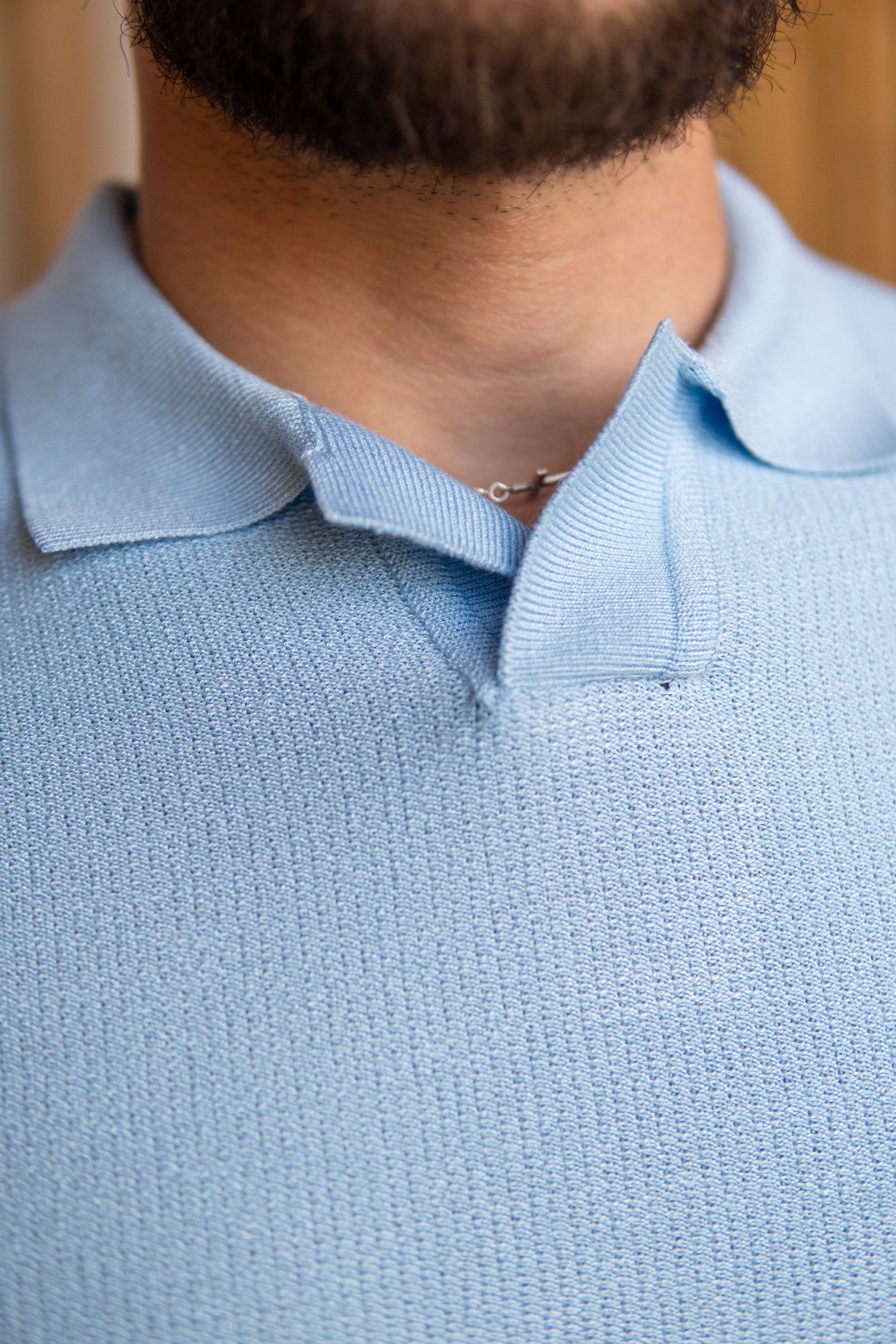POLO TRICOT DECOTE V AZUL CLARO
