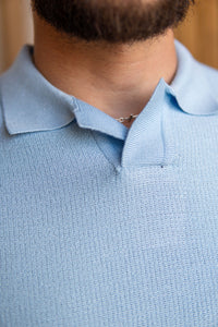 POLO TRICOT DECOTE V AZUL CLARO