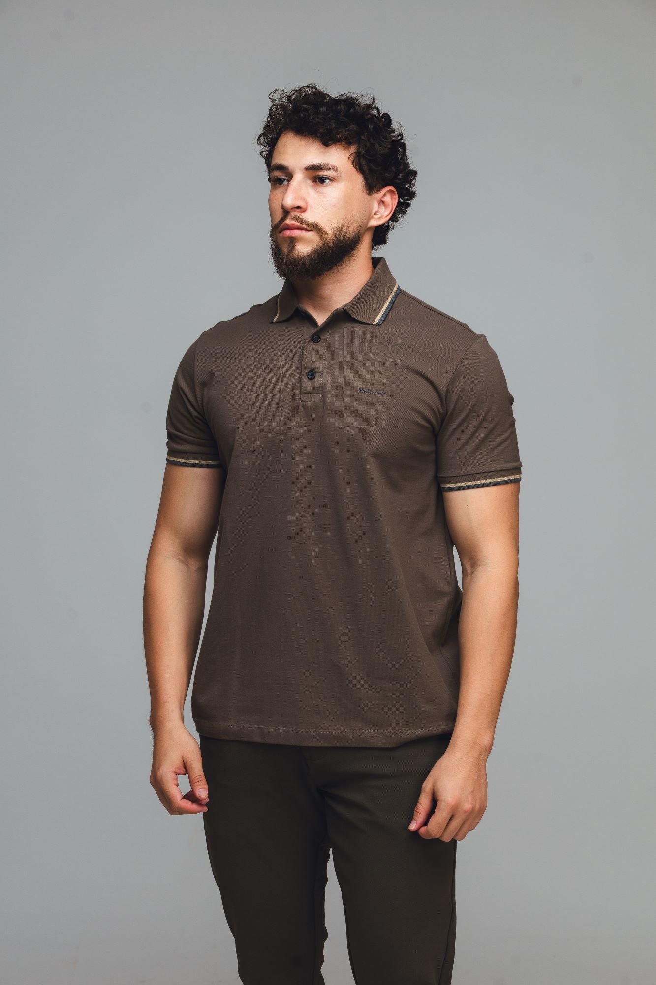 2943 - POLO 2 LINE CHOCOLATE - MARROM ESCURO